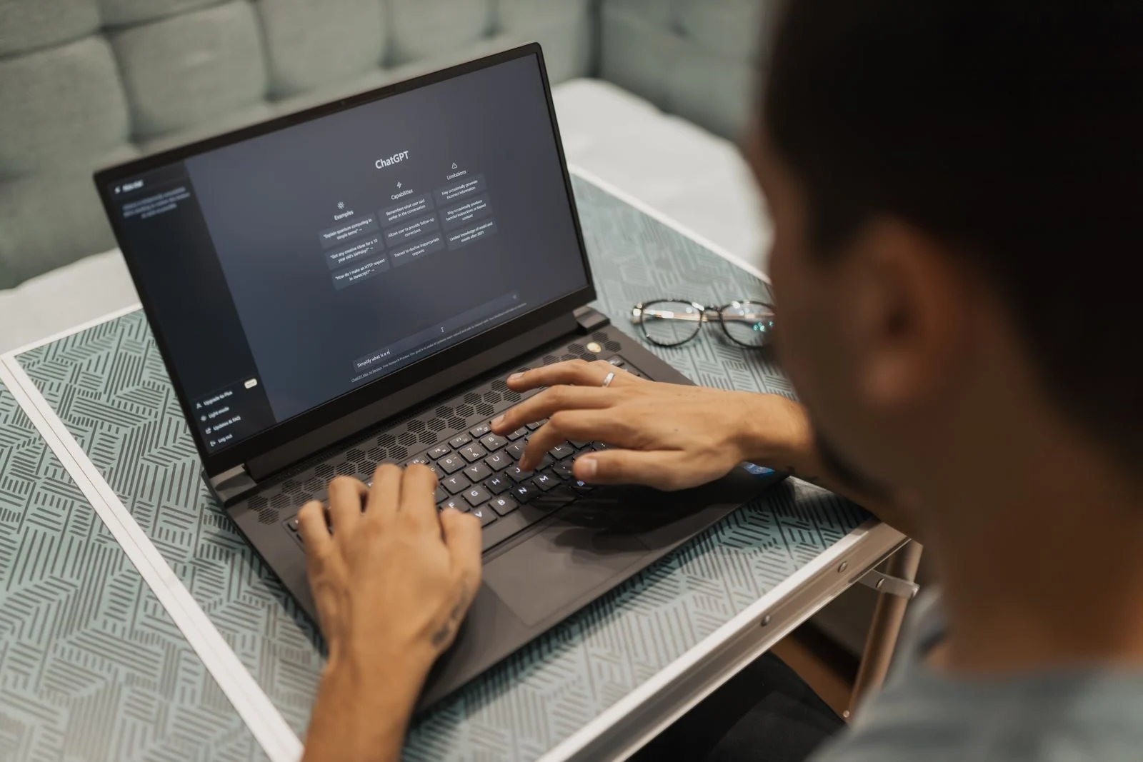 Pessoa usando um notebook com uma interface de inteligência artificial, ilustrando o GPT-6 Astra no ChatGPT Work e no Codex.