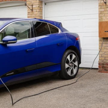 Quanto custa instalar um carregador de carro elétrico em casa em 2026?