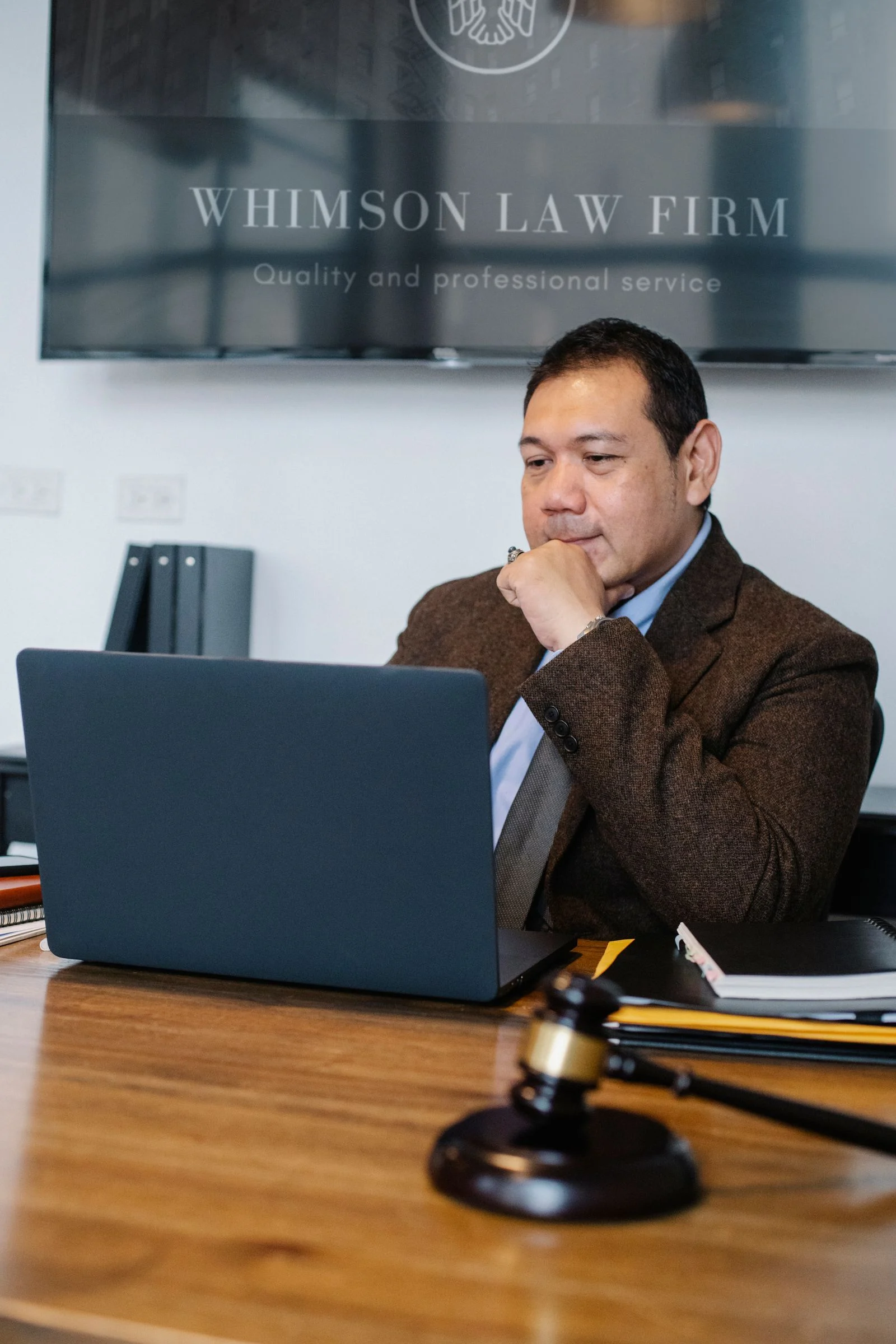 Advogado usando notebook durante trabalho em escritório