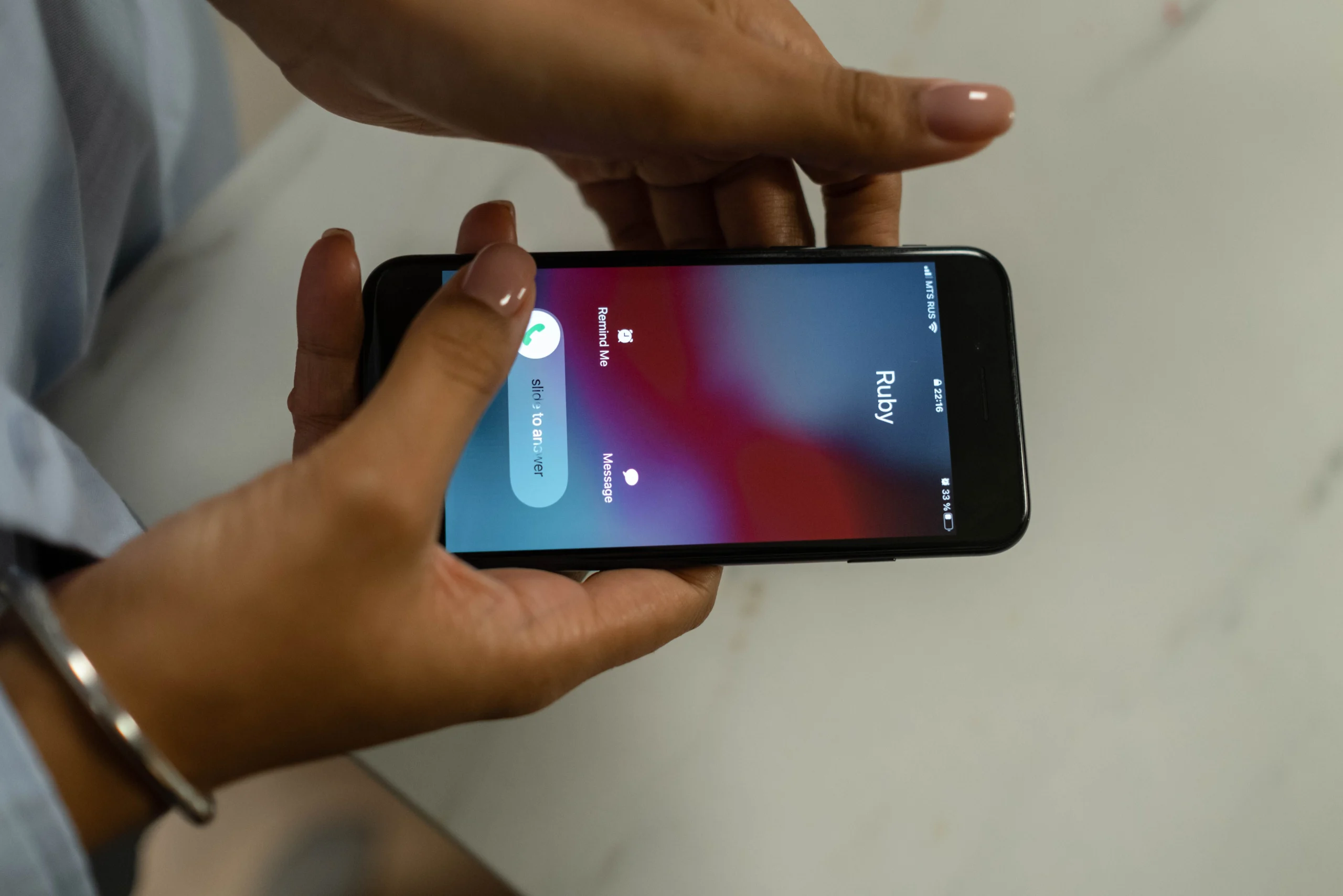 Pessoa recebendo uma ligação em um smartphone