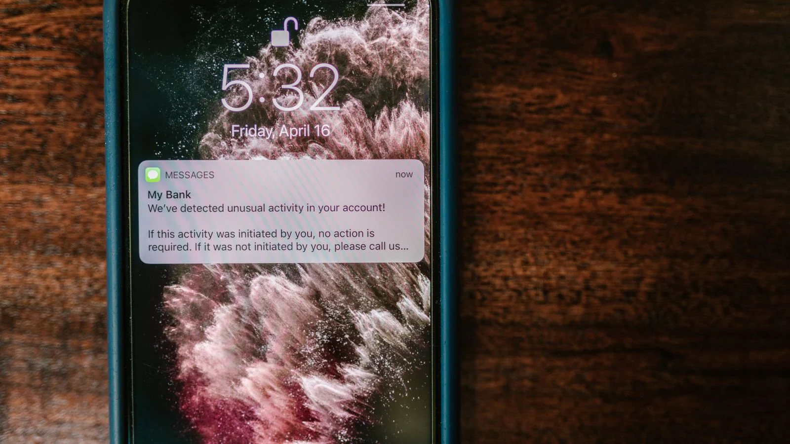 Smartphone exibindo um alerta relacionado a segurança bancária