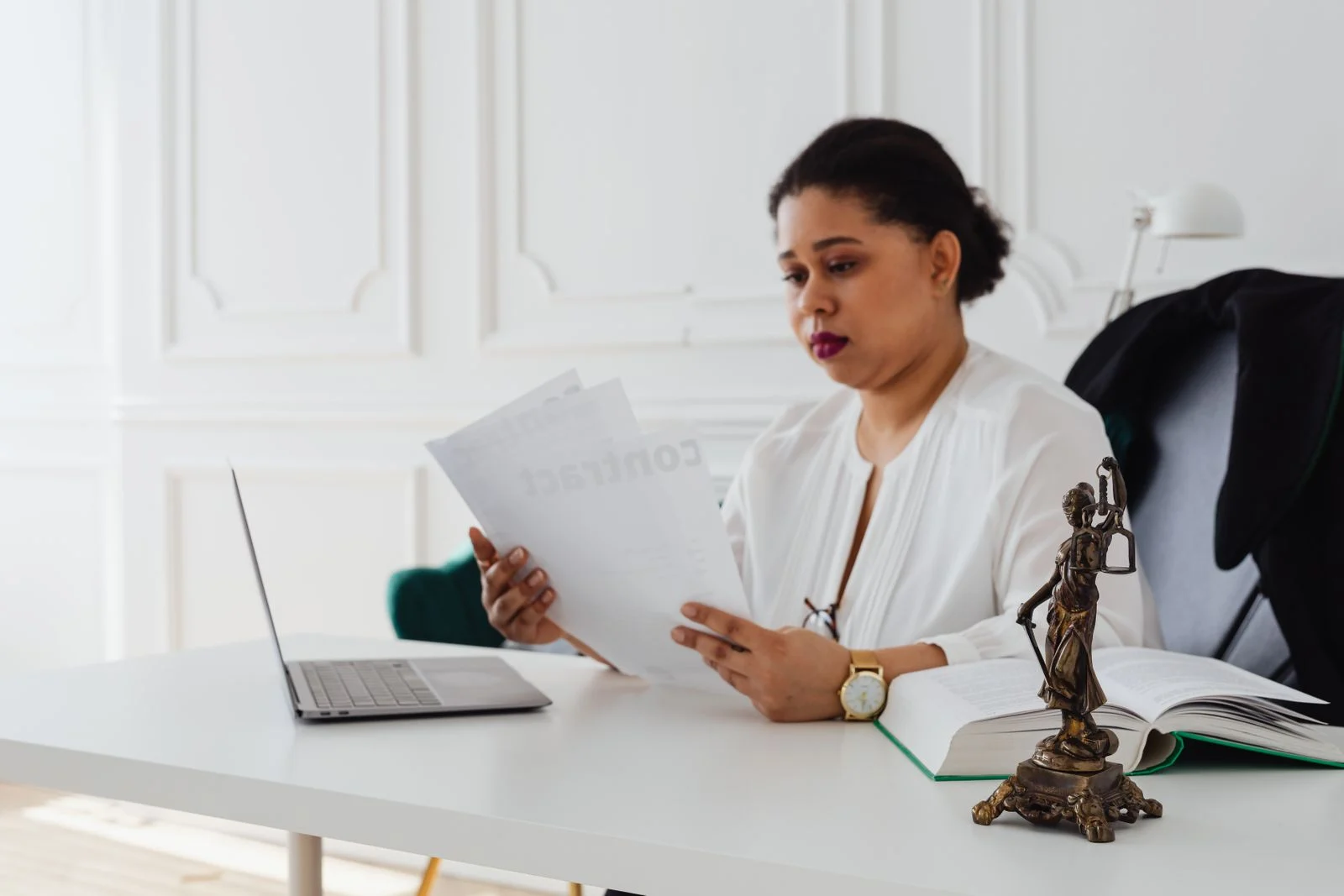 Profissional do direito analisando documentos em uma mesa de escritório