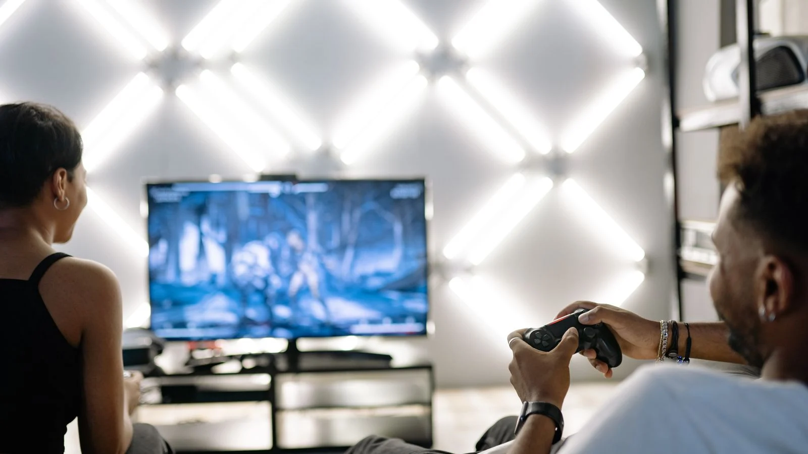 Pessoas jogando videogame em uma sala conectada à internet