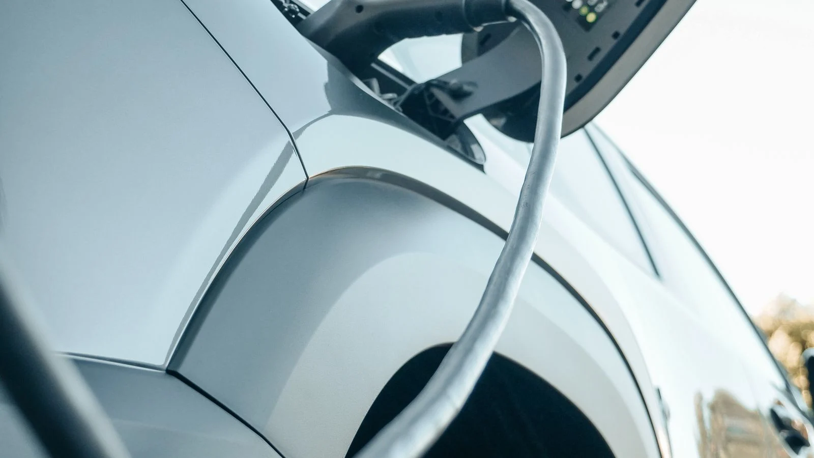 Carro elétrico conectado a uma estação de recarga