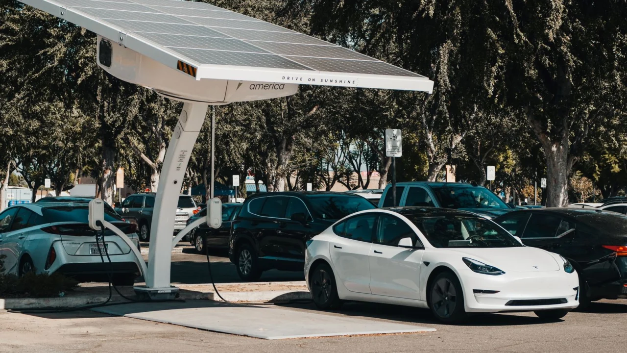 Carro elétrico em estação de recarga com painéis solares