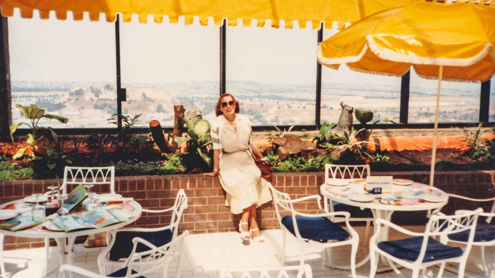 Mulher posa em fotografia analógica registrada nos anos 80