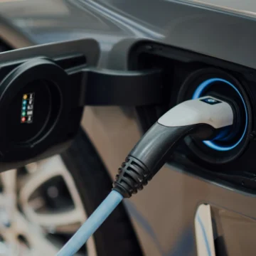 Quanto custa carregar um carro elétrico em casa? Veja o gasto por 100 km e por mês