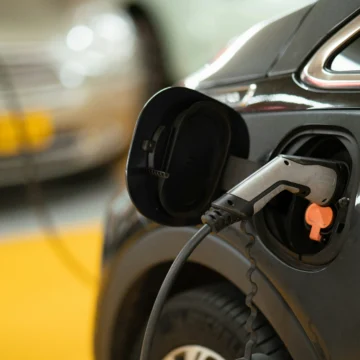 Quanto custa ter um carro elétrico em 2026? Veja recarga, seguro, IPVA, revisão e wallbox
