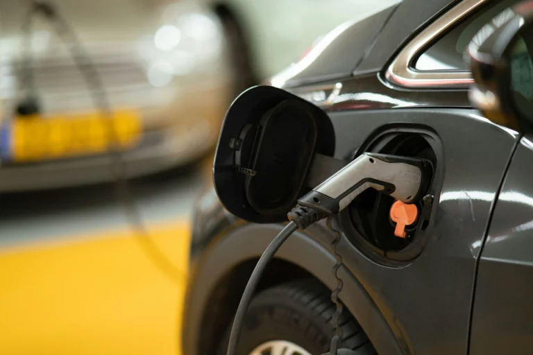 A energia pode ser uma das menores despesas: simulamos o custo mensal e anual e mostramos o que seguro, IPVA, bateria, revisão, wallbox e financiamento mudam na conta.