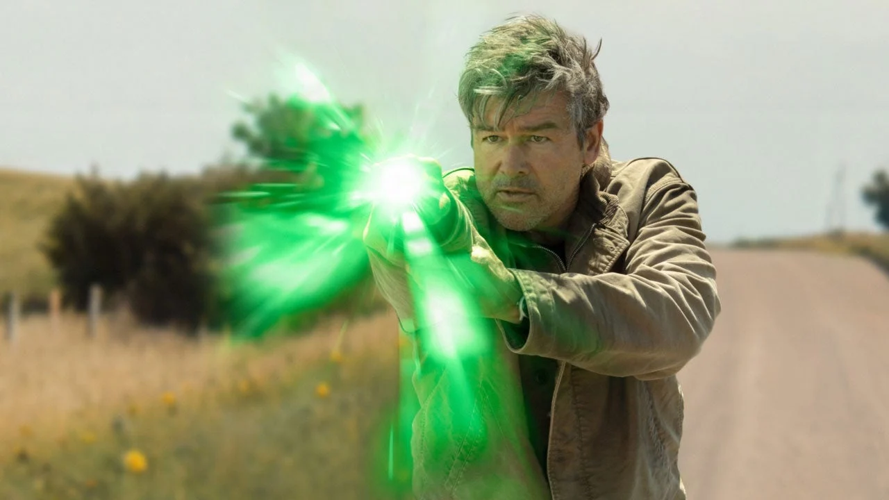 Kyle Chandler em episódio de Lanternas, na HBO
