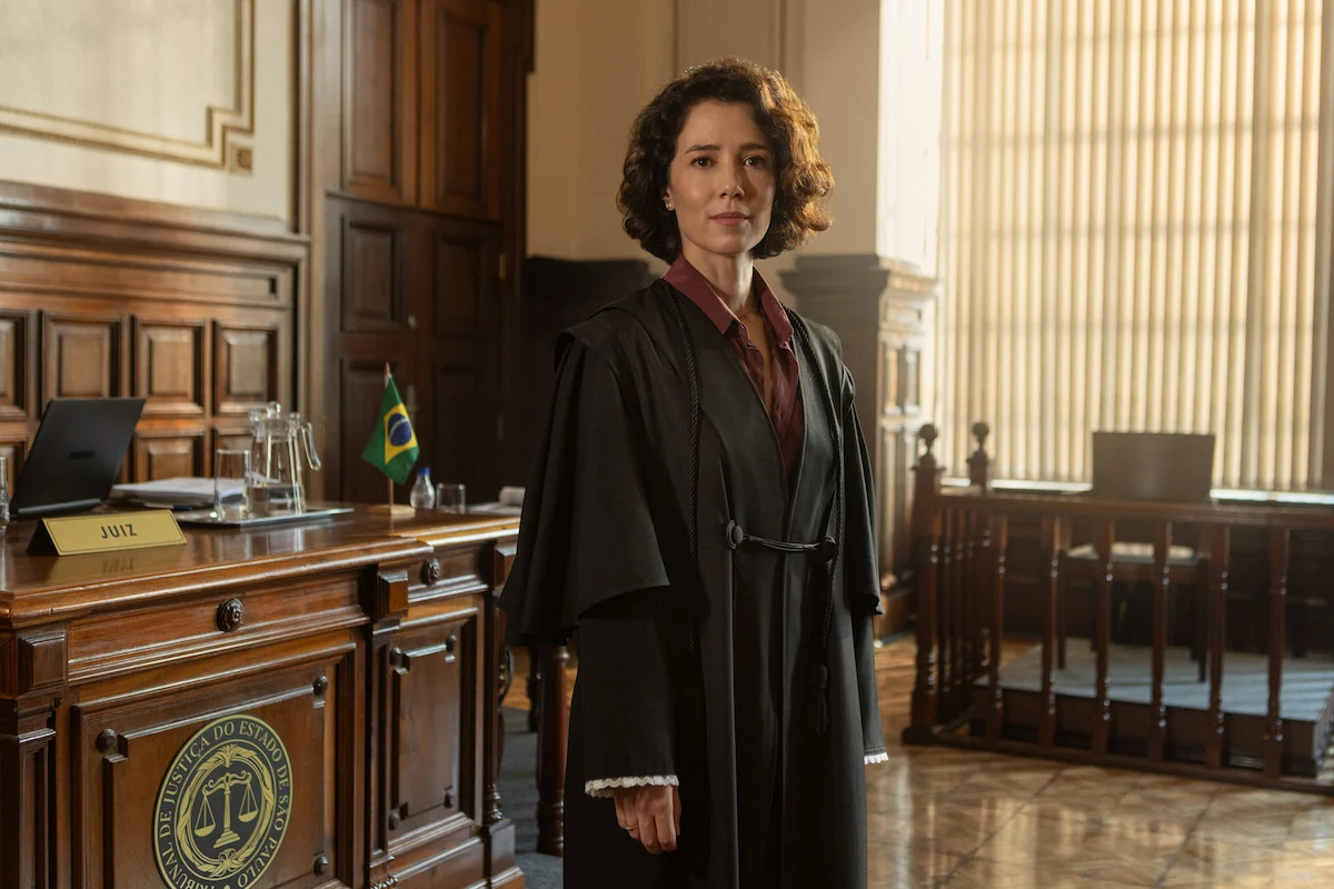 Inez Franco, interpretada por Marjorie Estiano, em um tribunal de Habeas Corpus