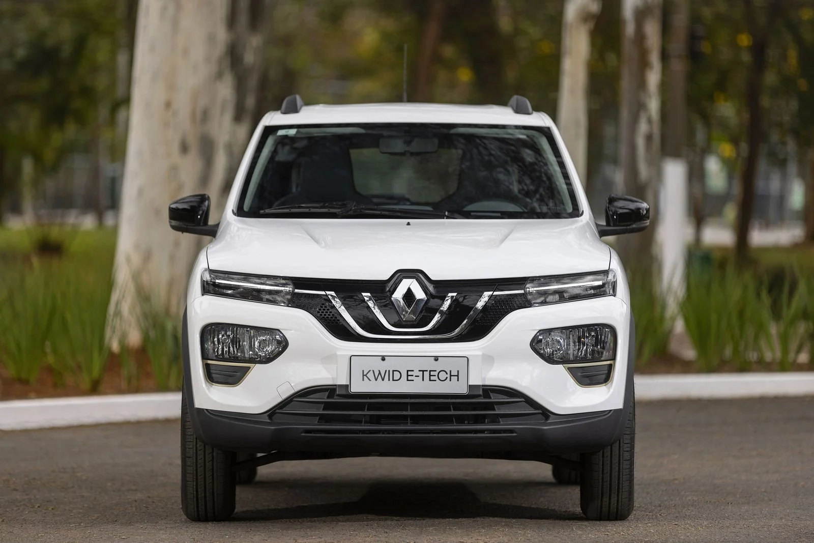 Renault Kwid E-Tech branco visto de frente