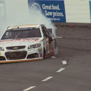 NASCAR 26: pilotagem evolui, mas bugs e carreira rasa pesam na experiência