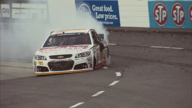 NASCAR 26: pilotagem evolui, mas bugs e carreira rasa pesam na experiência