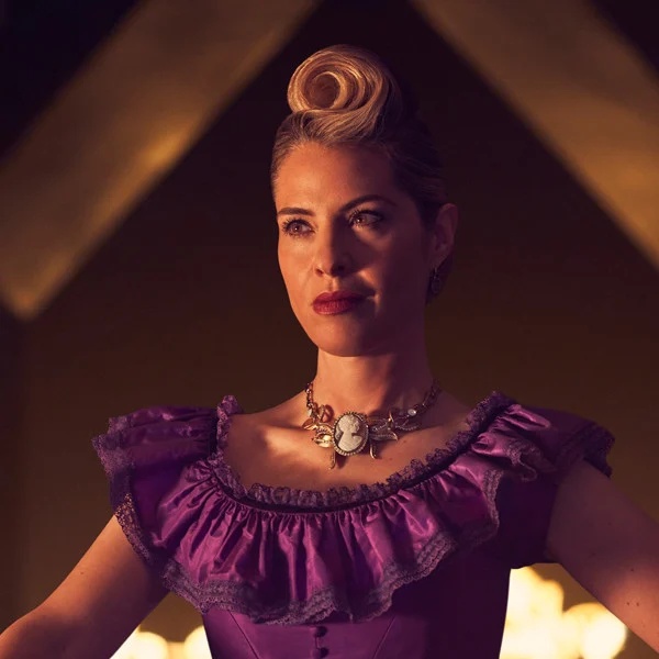 Leslie Grossman como Coco St. Pierre Vanderbilt em American Horror Story Apocalypse