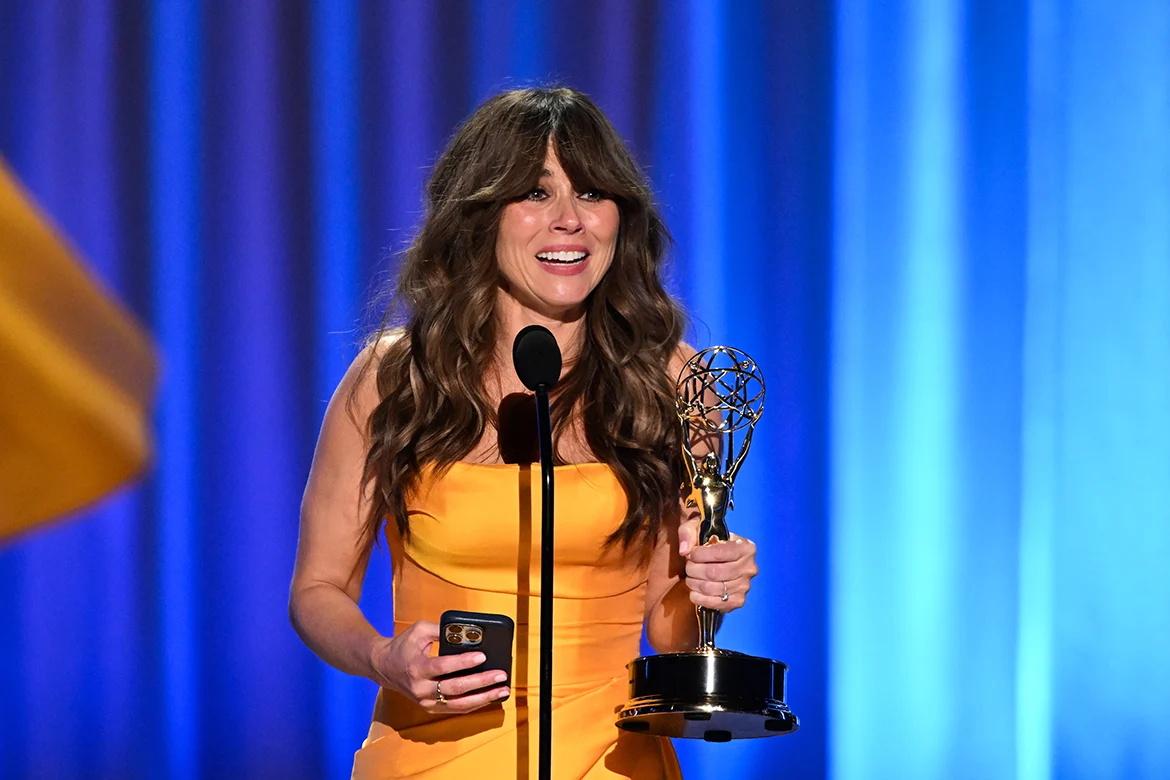 Linda Cardellini recebe o Emmy por DTF St. Louis durante o Emmy 2026