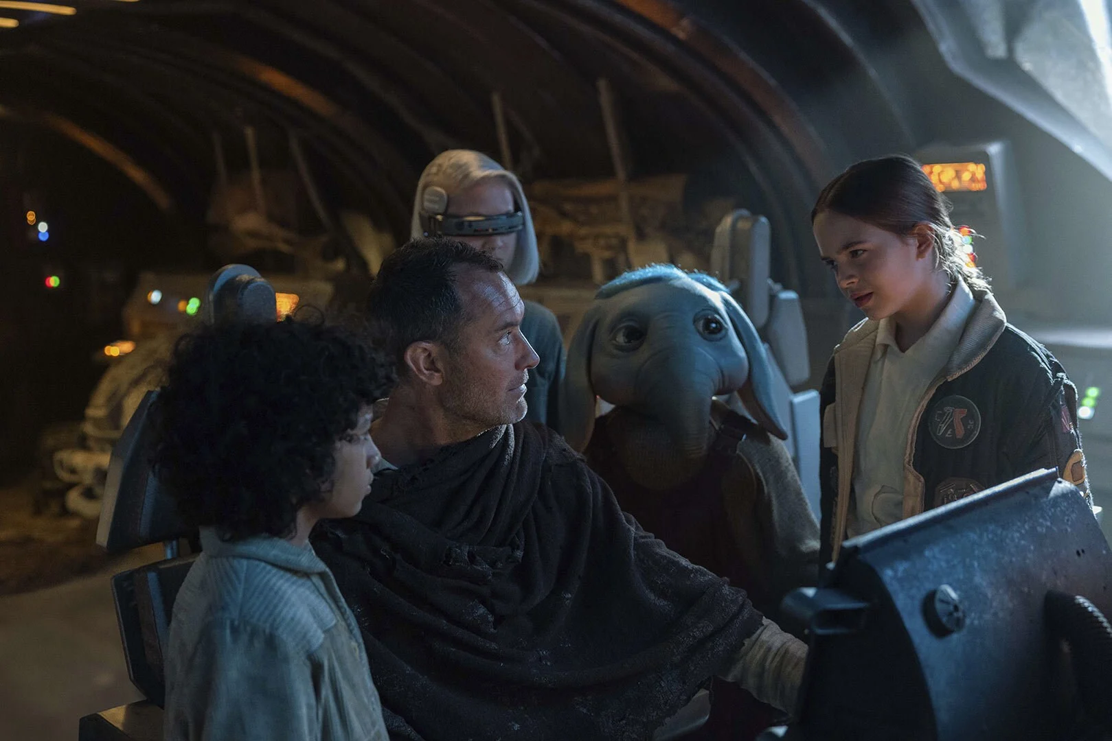 Personagens de Star Wars Skeleton Crew em uma nave
