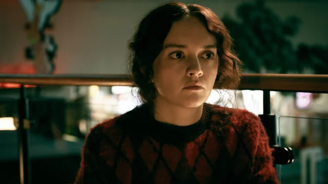 A agente levou um tiro na cabeça na 1ª temporada, foi dada como morta e teve seus registros apagados; a 6ª temporada confirma o retorno de Olivia Cooke. (Foto: Copyrighted)
