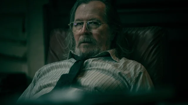 Nova fase do thriller do Apple TV adapta Joe Country e Slough House, traz Gary Oldman e Olivia Cooke e terá seis episódios semanais até outubro.