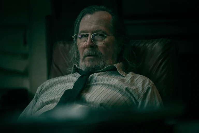 Nova fase do thriller do Apple TV adapta Joe Country e Slough House, traz Gary Oldman e Olivia Cooke e terá seis episódios semanais até outubro.