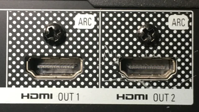 Antes de trocar a soundbar ou o cabo, confira a porta ARC/eARC, o HDMI-CEC, a saída de áudio da TV e o formato digital; reiniciar a conexão HDMI também pode resolver.