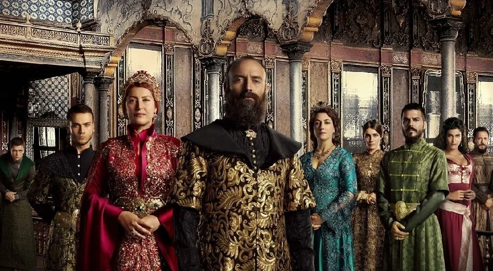 Sultão Solimão, Hürrem e personagens de O Século Magnífico em cenário do palácio otomano