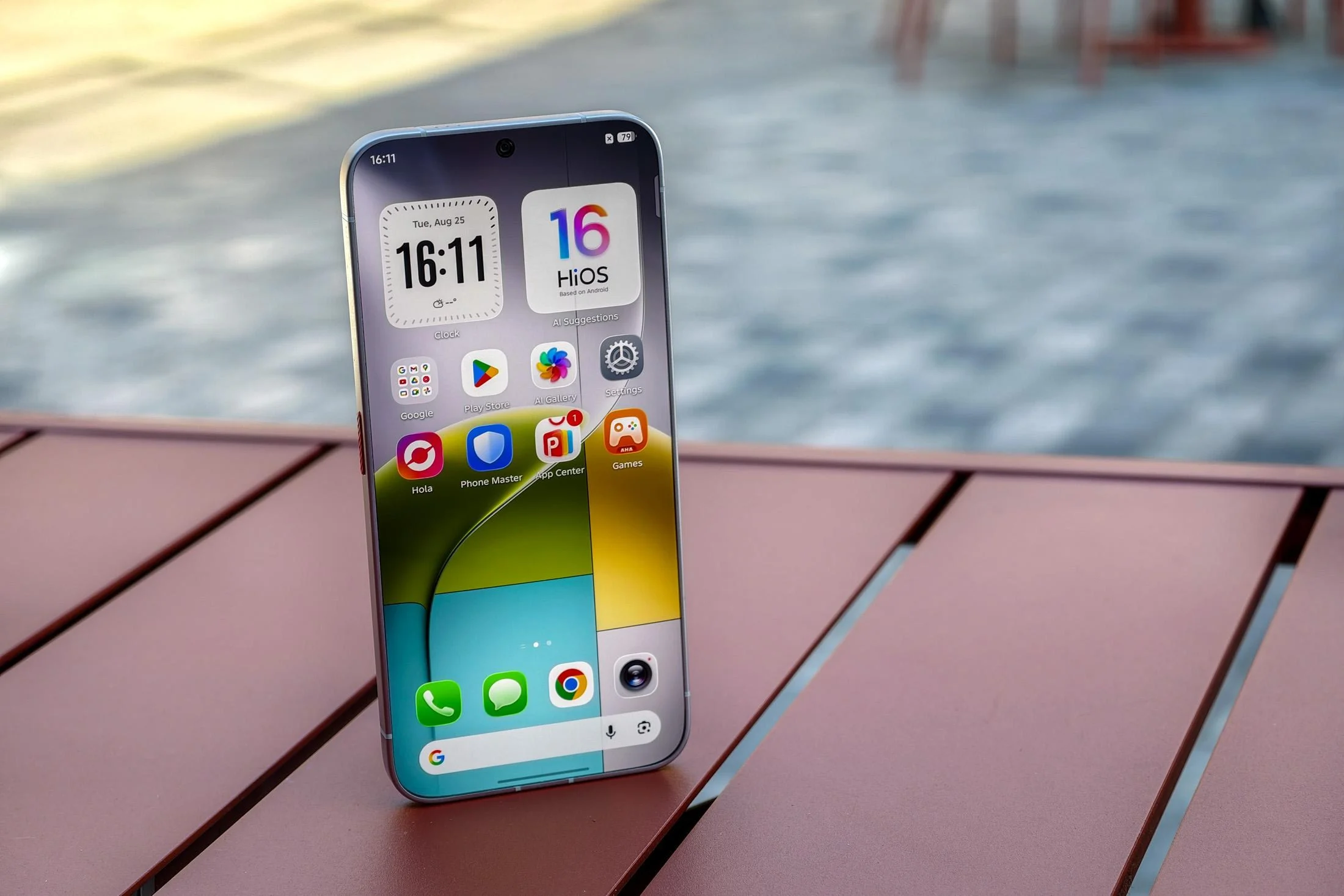 Celular conceito Tecno Bezelless praticamente sem bordas ao redor da tela