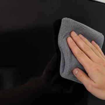 Como limpar tela OLED sem manchar ou riscar: veja o jeito certo