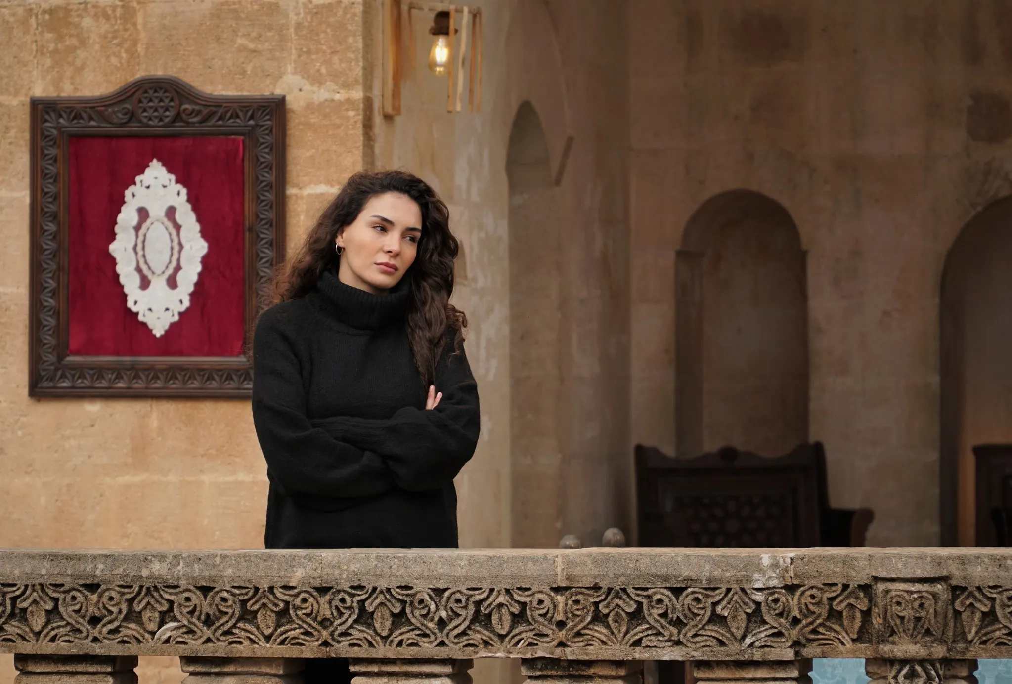 Reyyan, protagonista da novela turca Hercai, aparece diante de uma construção tradicional da Turquia