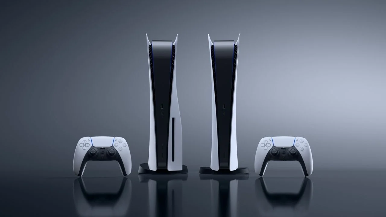 PS5 com leitor de discos e PS5 Digital Edition acompanhados de controles DualSense