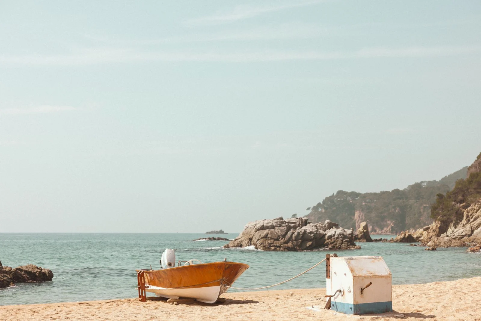Praia e embarcação no cenário litorâneo de O Problema Final, série espanhola da Netflix