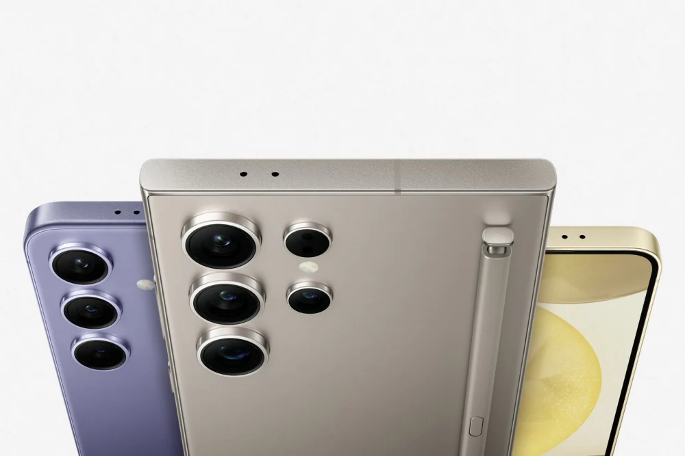 Galaxy S24 Ultra em titânio cinza, com conjunto de câmeras traseiras e S Pen, à frente de outros modelos da linha S24