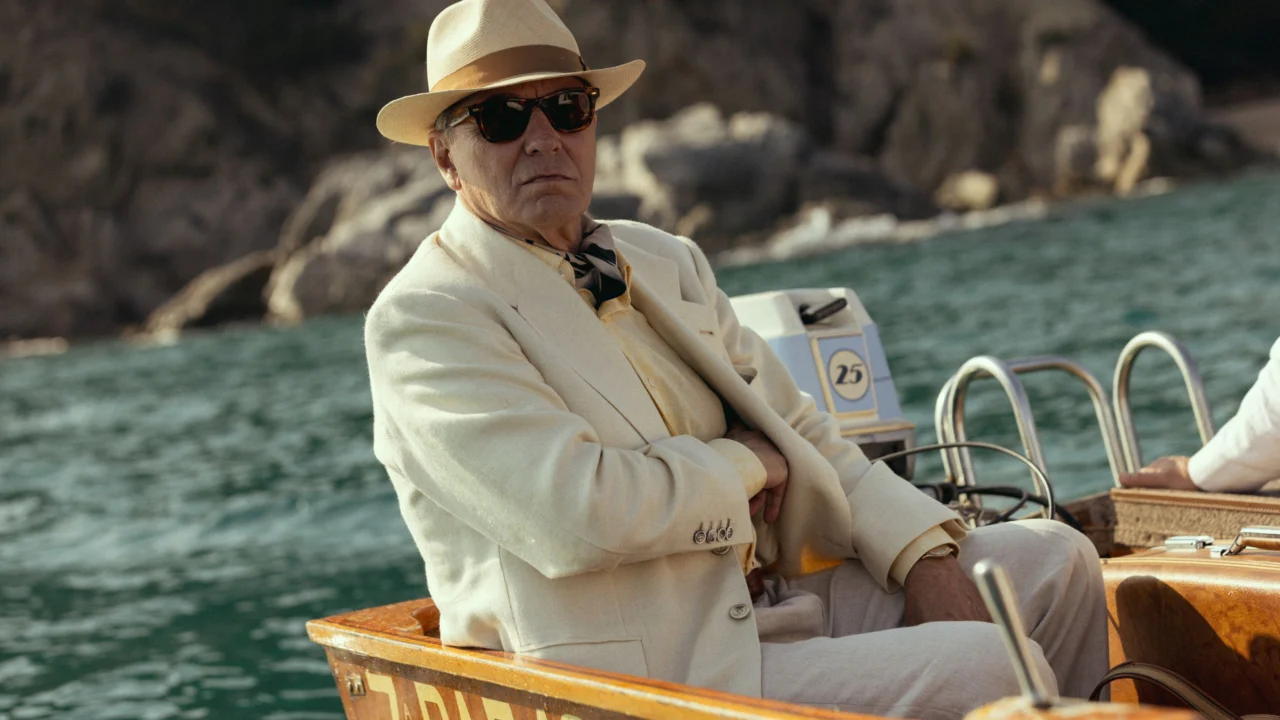 José Coronado como Benjamin Basil em um barco em O Problema Final, da Netflix