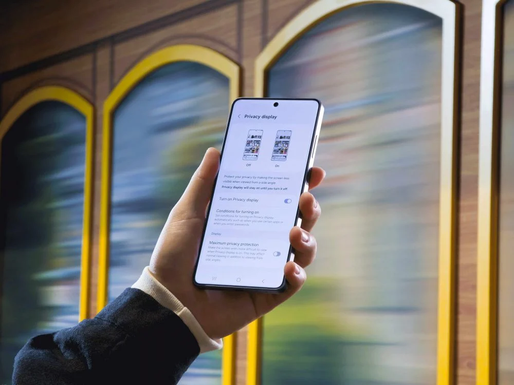 Galaxy S26 Ultra com as configurações da Tela de Privacidade abertas em um ambiente de transporte público