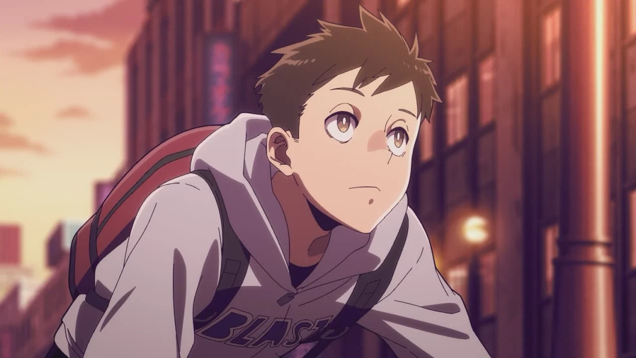Koichi Haimawari com mochila e moletom em uma rua ao entardecer, no primeiro episódio de My Hero Academia: Vigilantes.