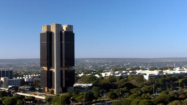 Sede do Banco Central em Brasília, com a cidade ao fundo