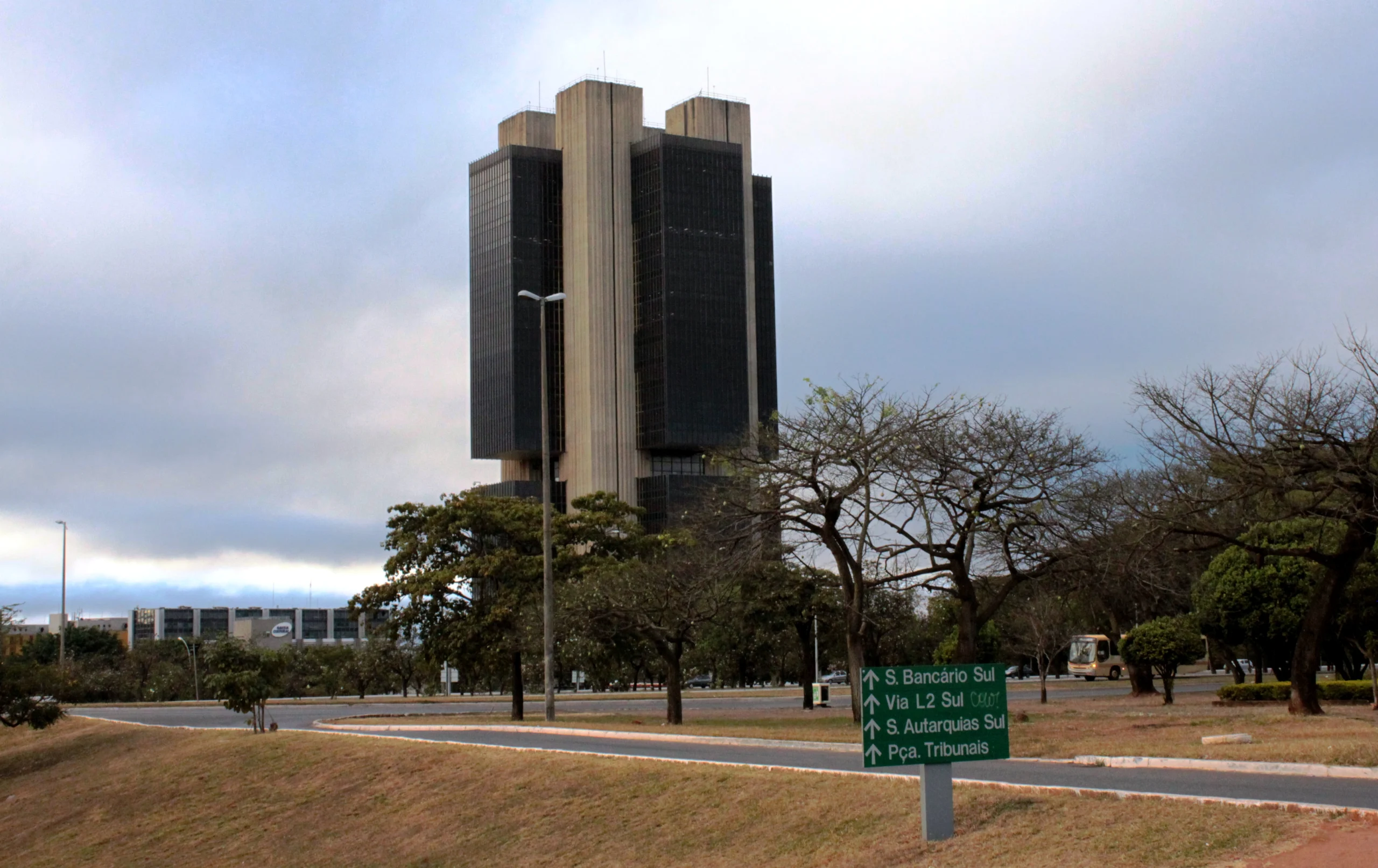 Edifício do Banco Central em Brasília visto a partir da rua