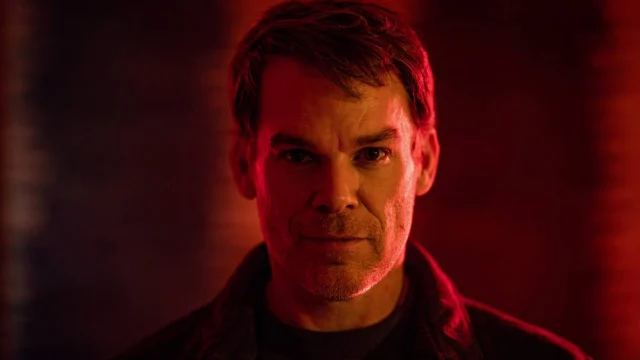 Michael C. Hall interpreta Dexter Morgan com iluminação vermelha em imagem promocional de Dexter Ressurreição