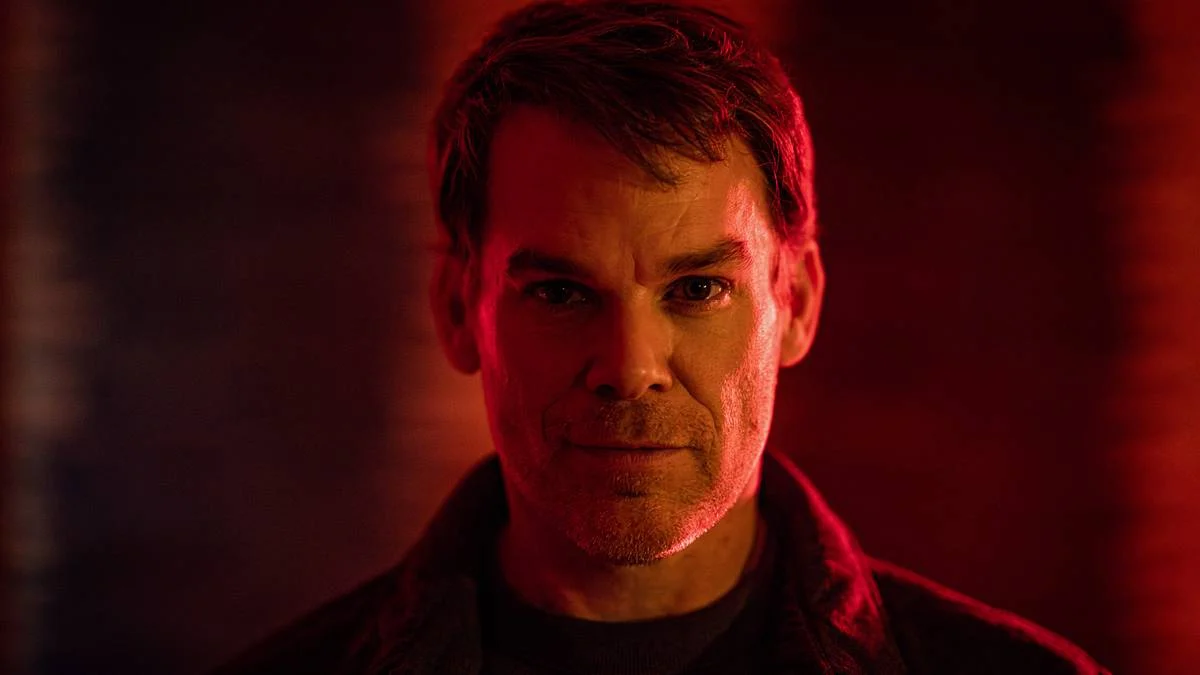 Michael C. Hall interpreta Dexter Morgan com iluminação vermelha em imagem promocional de Dexter Ressurreição