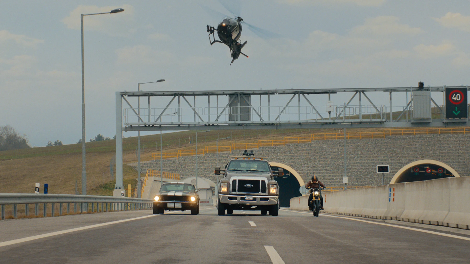 Helicóptero sobrevoa veículos em perseguição na estrada em Matchbox – O Filme