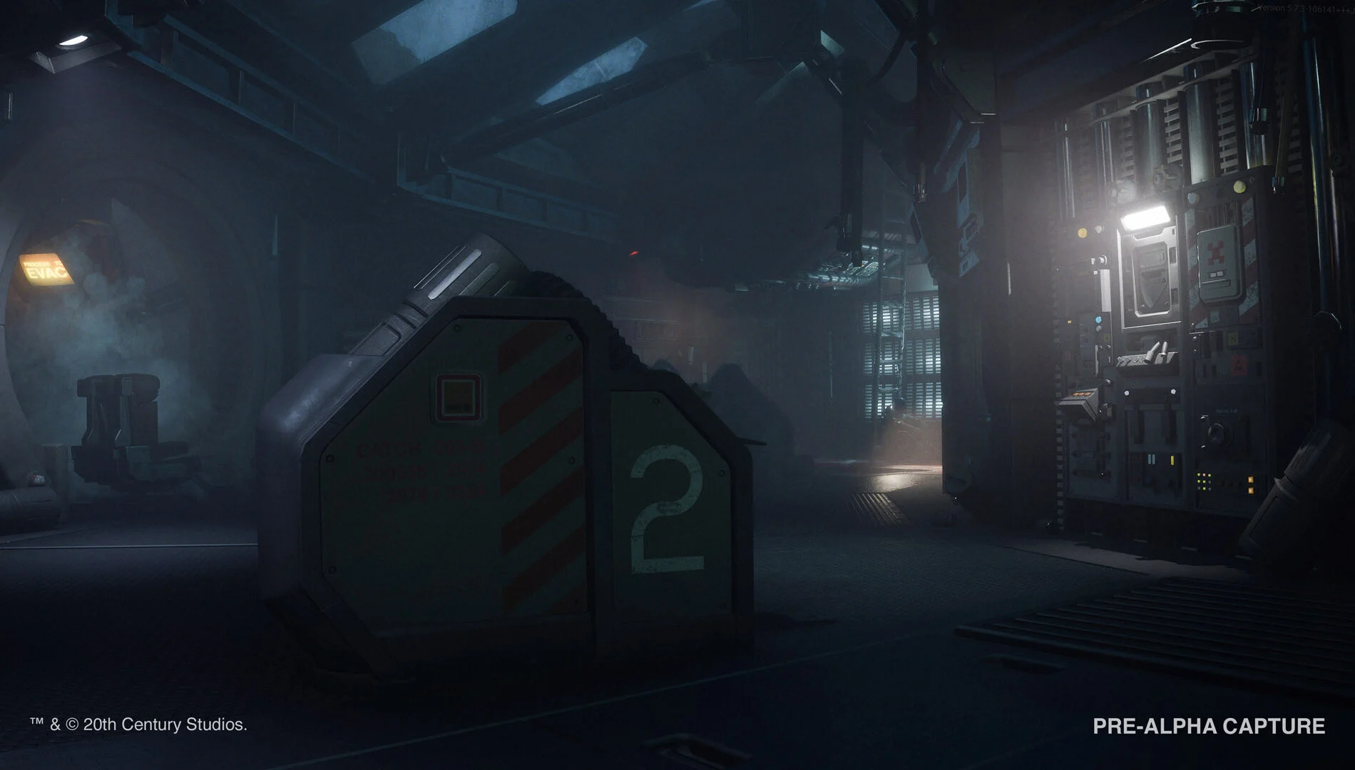 Sala industrial da Estação Kurosaki em Alien Isolation 2 com painéis e iluminação baixa