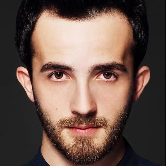 Retrato de Ekrem Aral Tuna, intérprete de Cevdet em Flores de Sangue