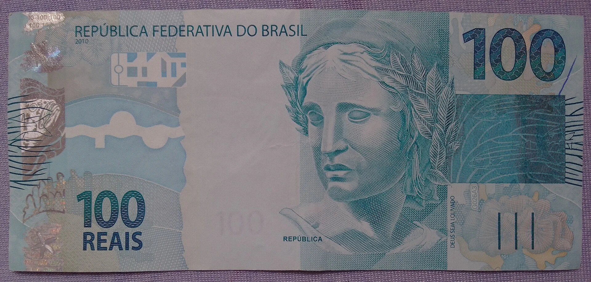 Cédula brasileira de 100 reais representando o reajuste do salário mínimo
