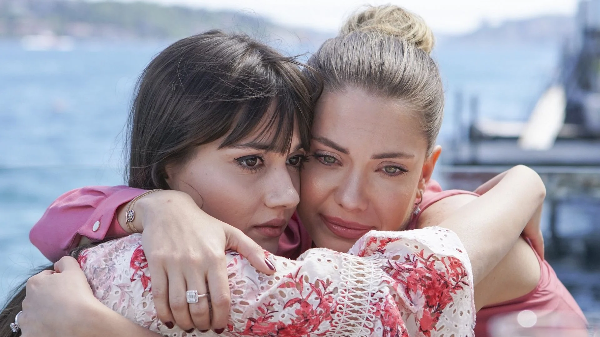 Yıldız e Zeynep, as duas irmãs protagonistas da novela turca O Fruto Proibido, também chamada Yasak Elma