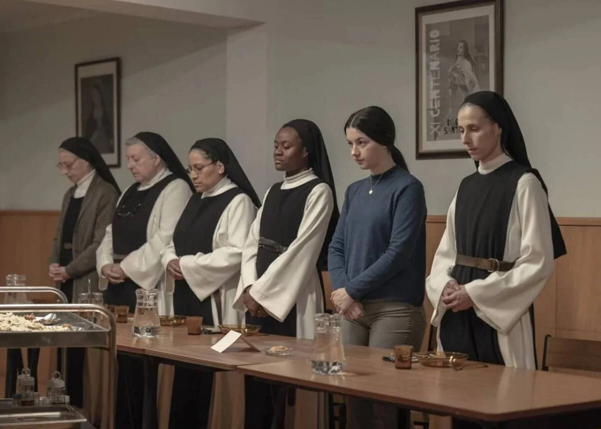 Ainara, interpretada por Blanca Soroa, participa de uma refeição em um convento no filme Os Domingos
