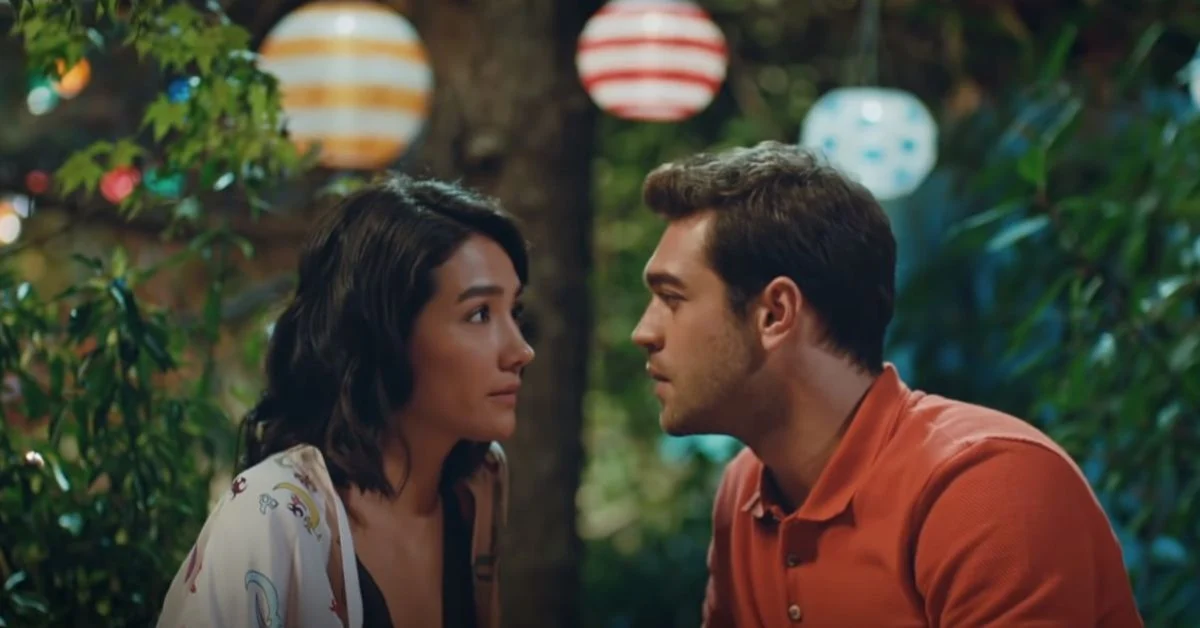 Selin e Demir, interpretados por Aybüke Pusat e Furkan Andıç, se olham de perto em Outra Vez Você