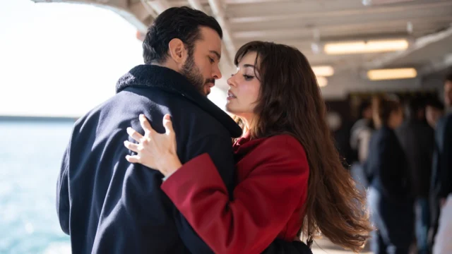 Güneş e Deniz se abraçam em uma cena de Lembranças de um Amor