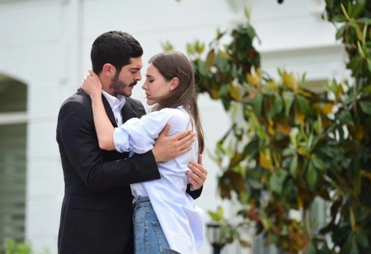 Burak Deniz e Alina Boz abraçados como Maraşlı e Mahur em Maraşlı O Protetor