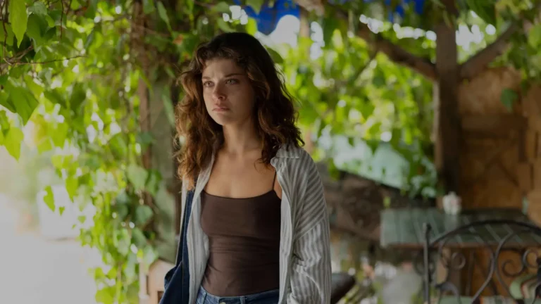 Derya Pınar Ak como Meryem em imagem oficial de Çirkin