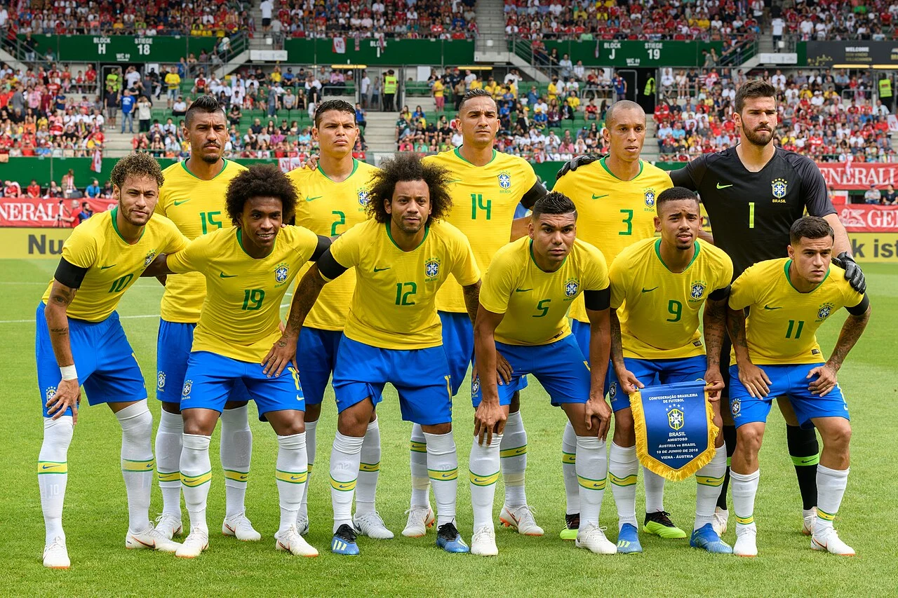 Seleção brasileira reunida para a foto de equipe antes de um amistoso em 2018.